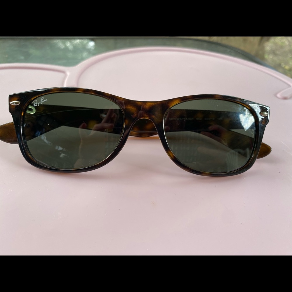 Ray-ban new wayfarer classic. Tortoise gloss EUC